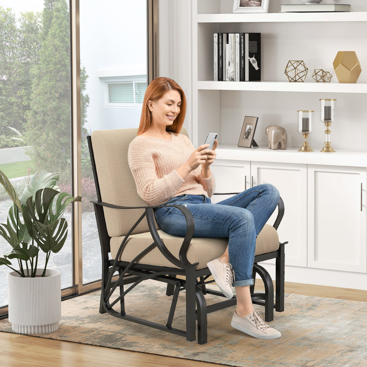 Mecedora planeadora para patio con cojín grueso y reposabrazos curvo