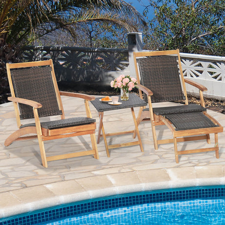 Set de 2 tumbonas plegables de ratán para patio con mesa de madera de acacia