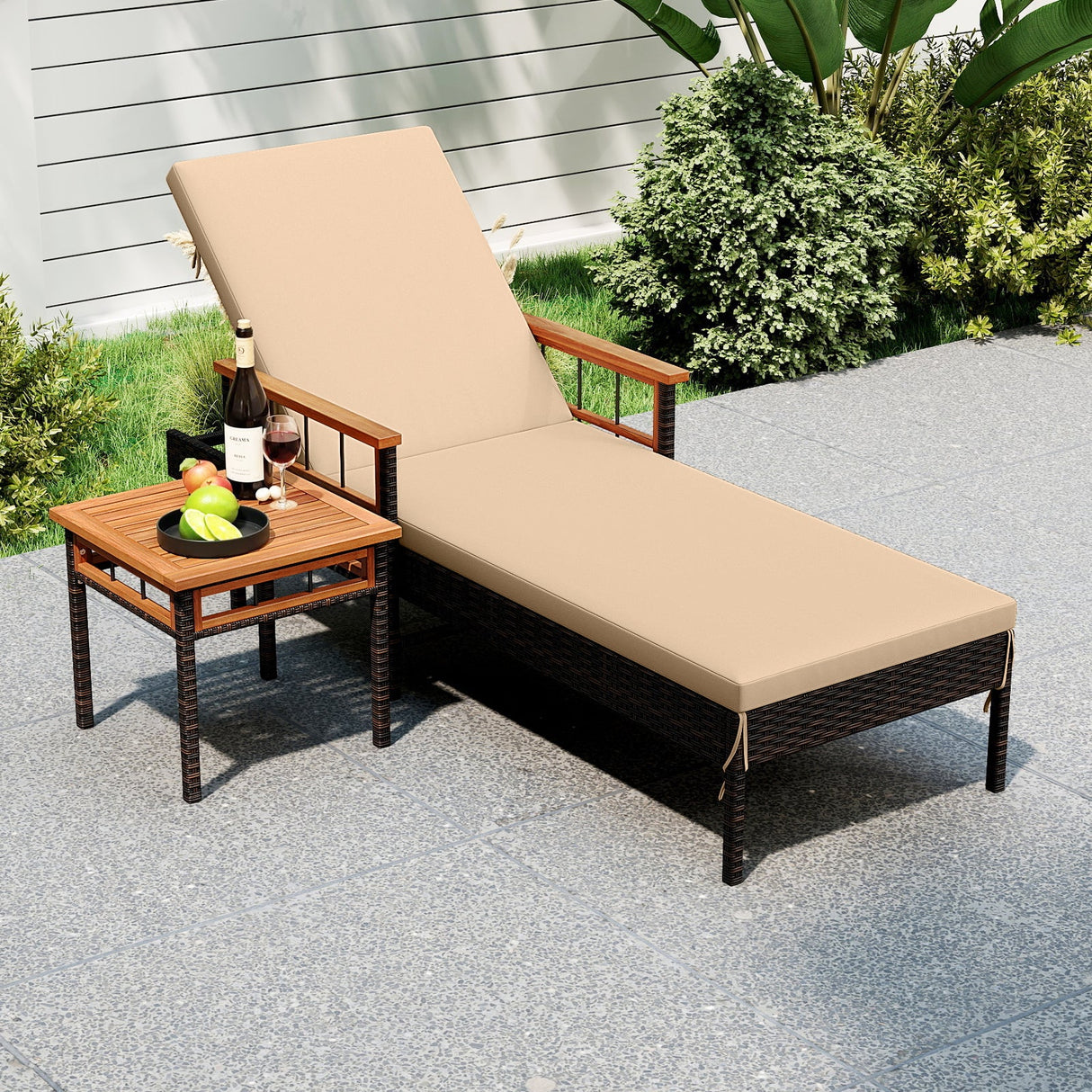 Tumbona reclinable de ratán para patio con mesa auxiliar y respaldo ajustable - Beige