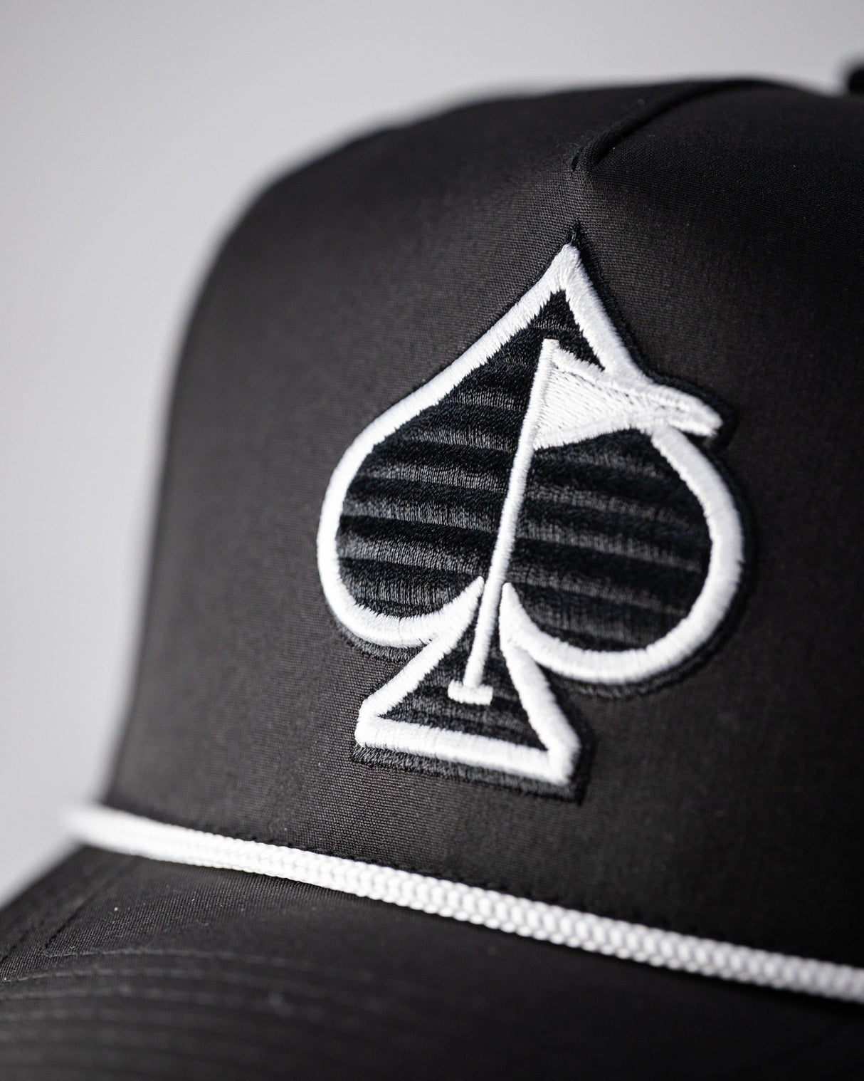Gorra perforada con cuerda - Negra