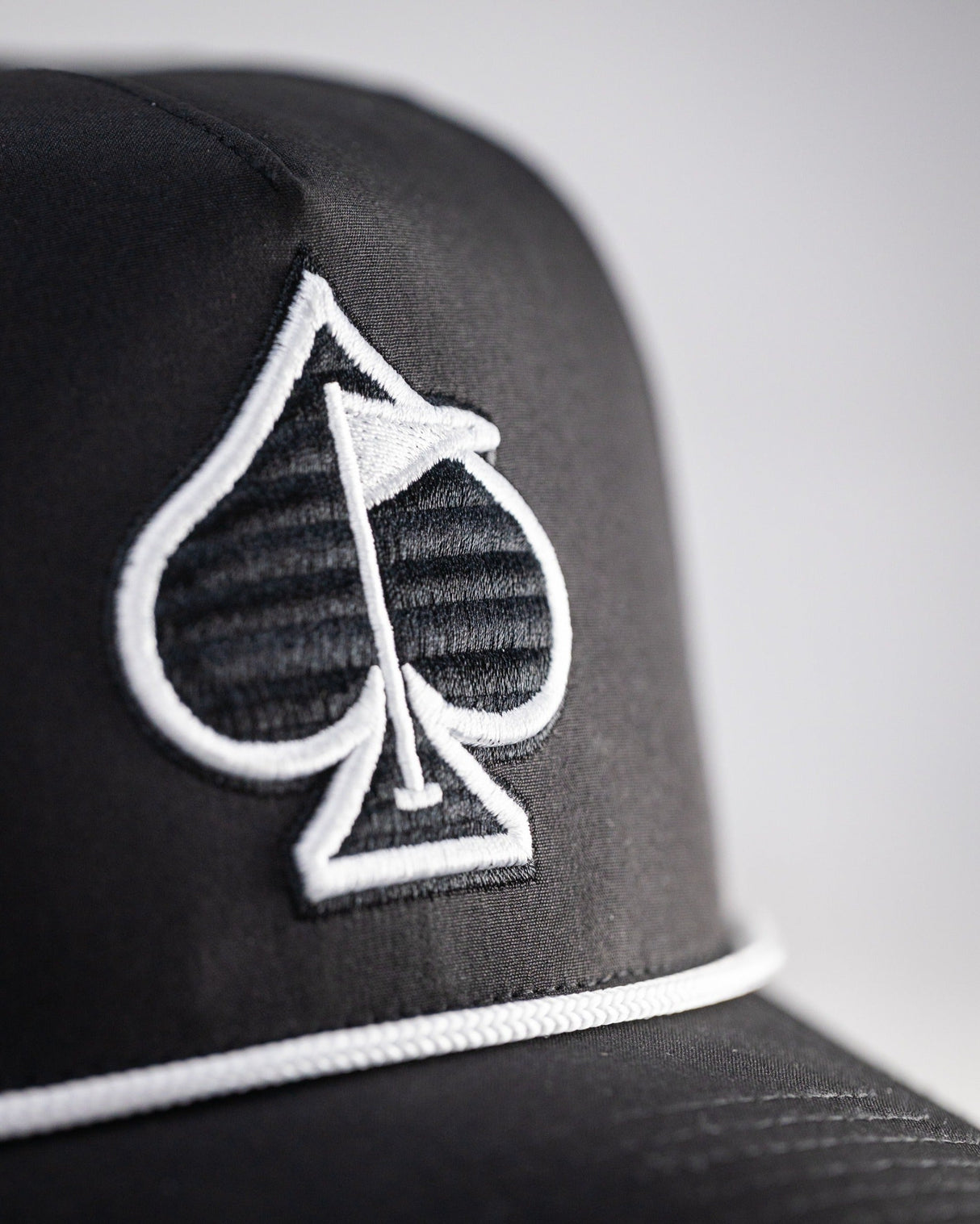 Gorra perforada con cuerda - Negra