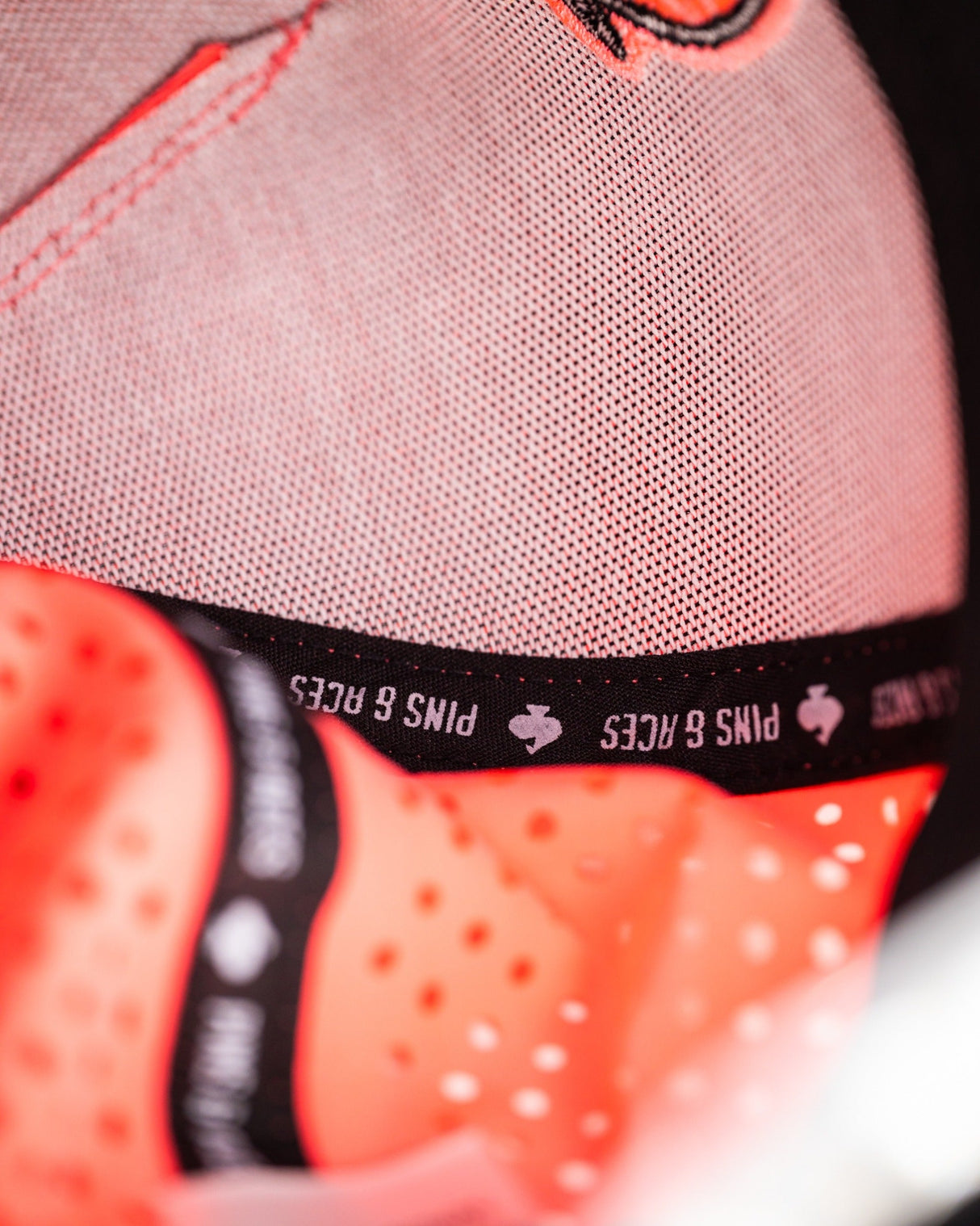 Gorra de cuerda perforada - Rosa neón