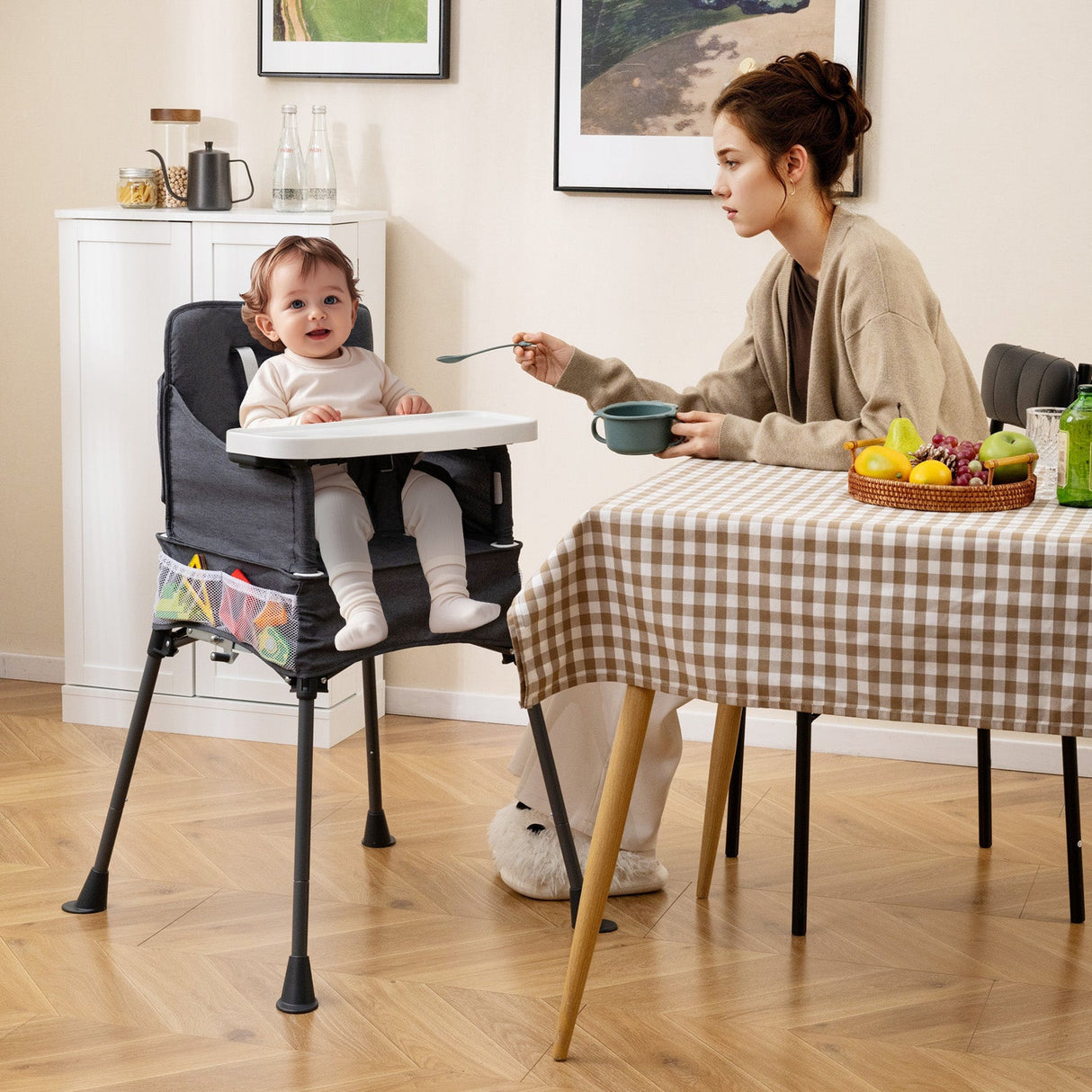 Silla alta portátil para viajes plegable con bandeja ajustable y bolsillos de malla-gris