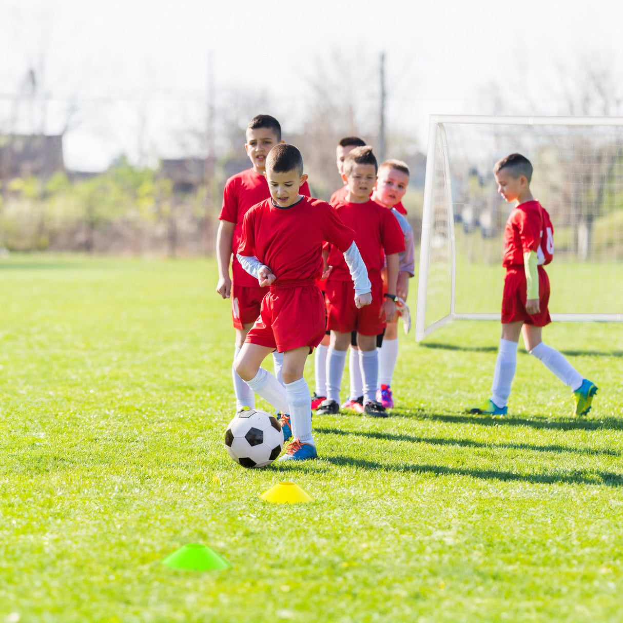 Portería de fútbol de 2,4 m x 1,8 m con estacas para el suelo y conos de fútbol
