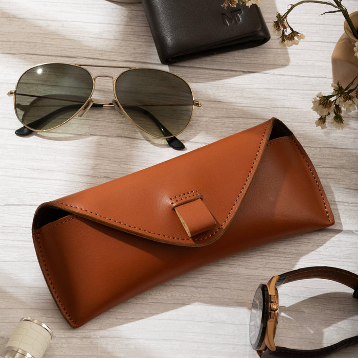 Estuche de cuero color canela para gafas de sol