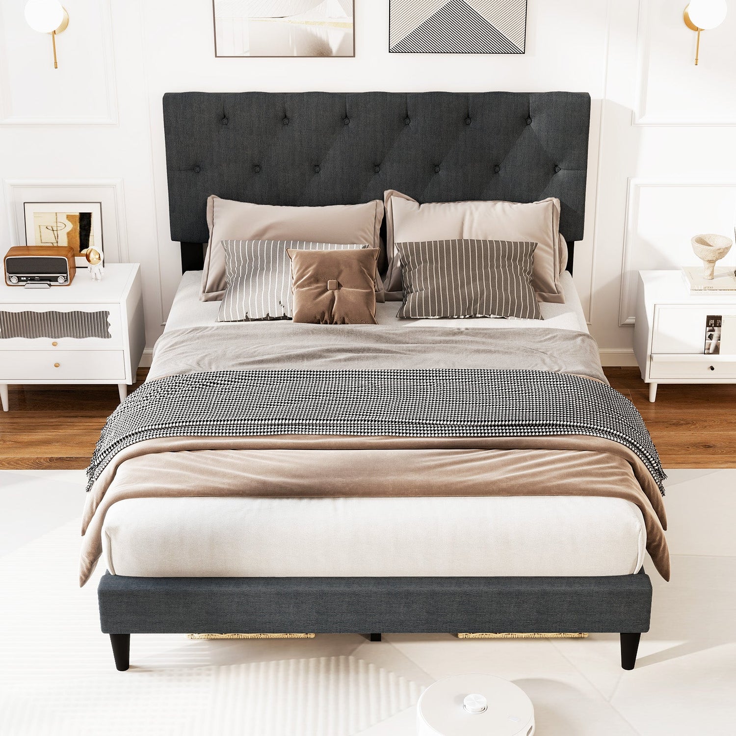 Cama tapizada tipo plataforma con cabecero capitoné y listones de madera, gris
