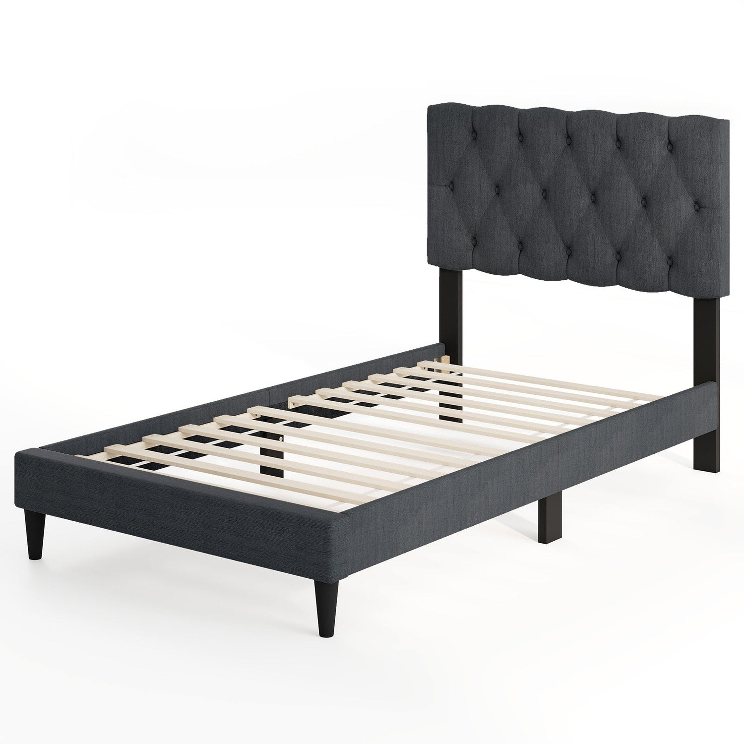 Cama tapizada tipo plataforma con cabecero capitoné y listones de madera, gris