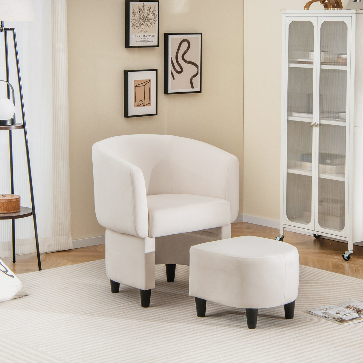 Sillón de terciopelo tapizado con otomana