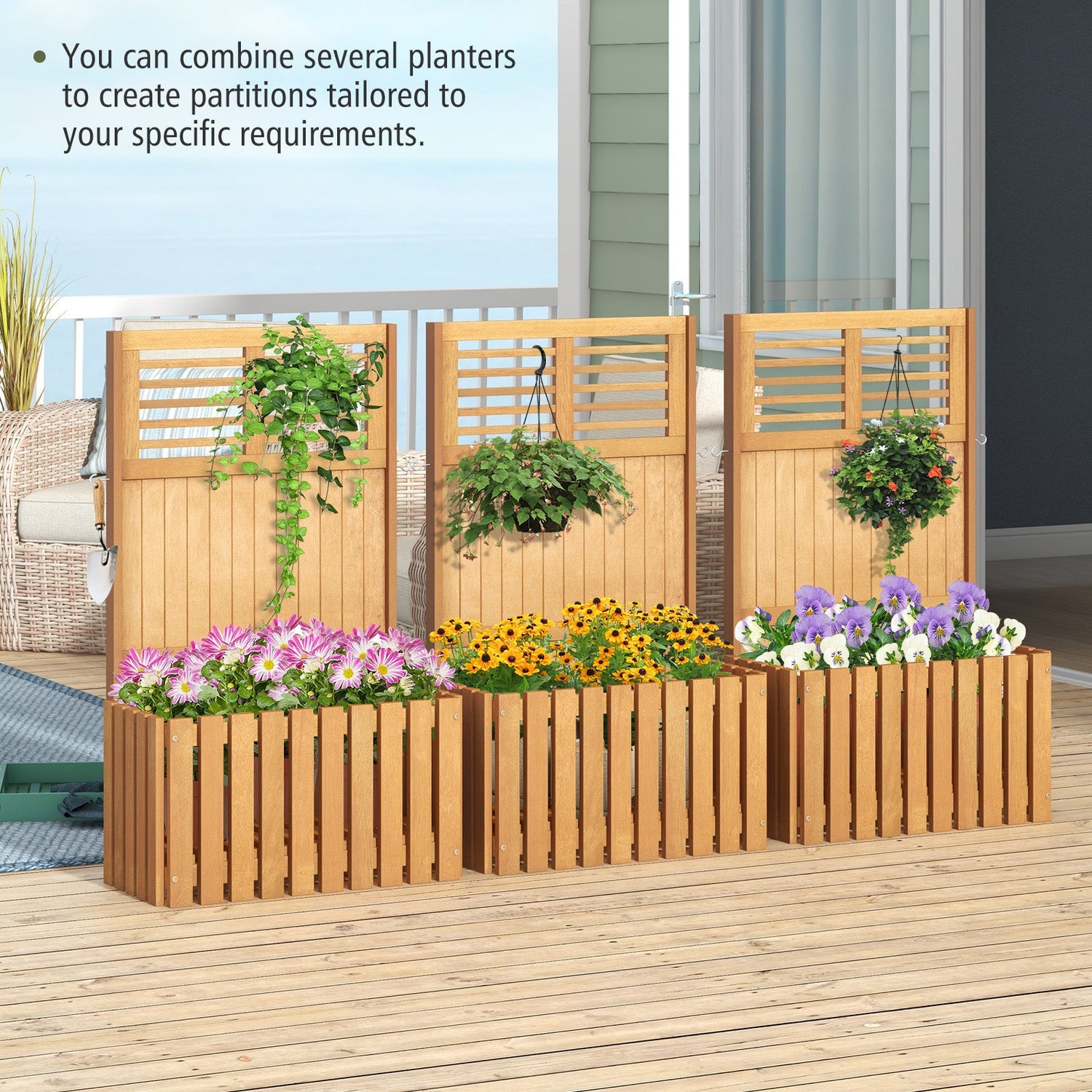 Cama de cultivo elevada de madera con pantalla de privacidad