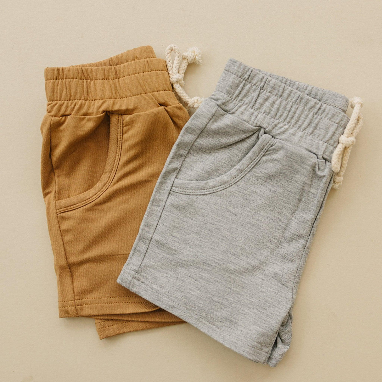 Pantalones cortos de rizo de bambú con cordón