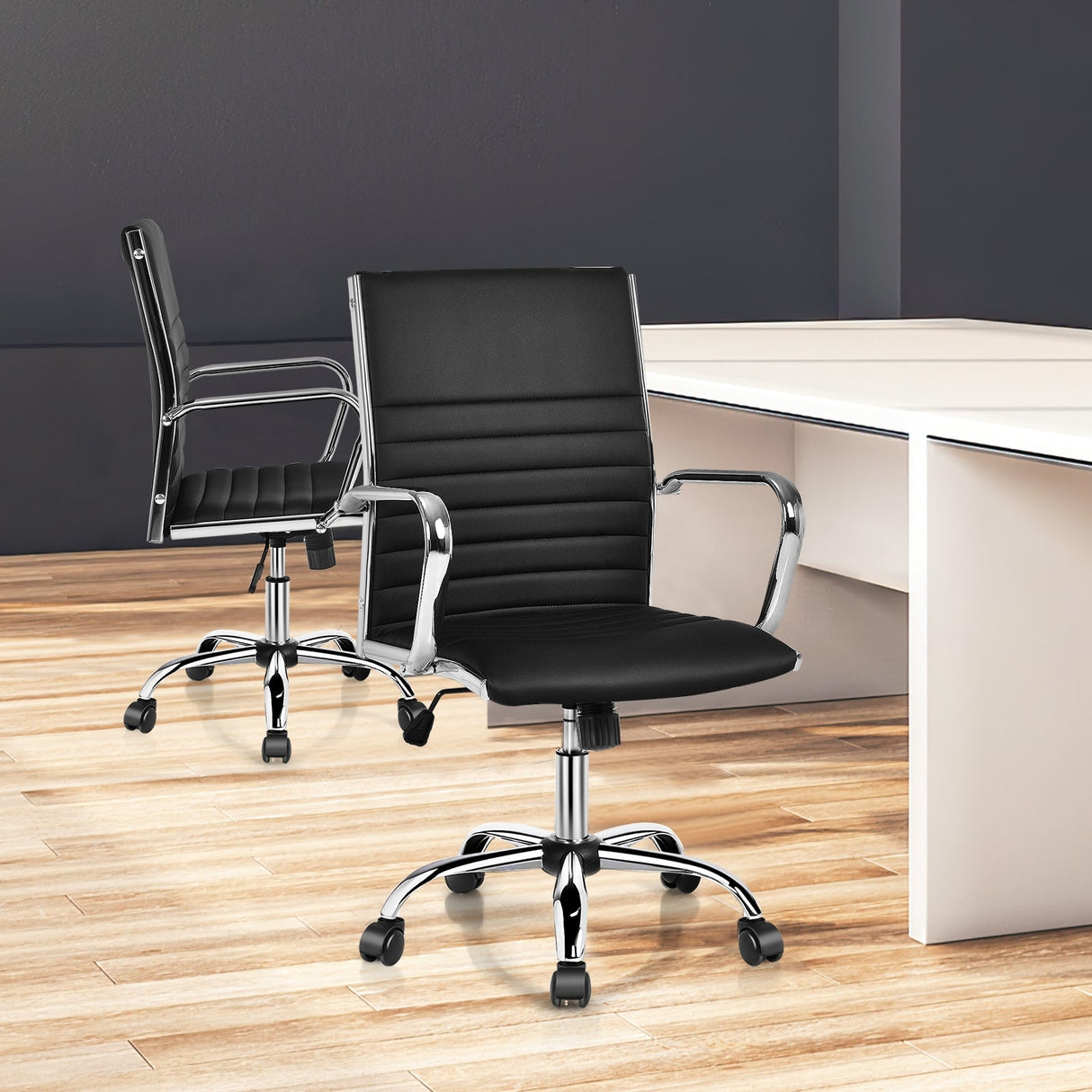 Silla de oficina alta estriada con reposabrazos