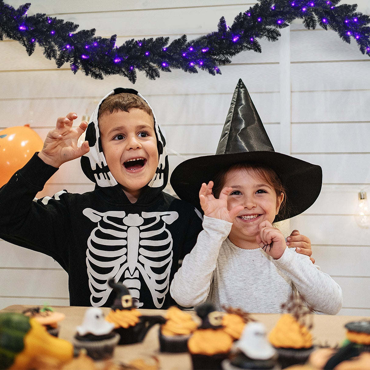 Guirnalda de Navidad y Halloween de 9 pies preiluminada con 50 luces LED moradas
