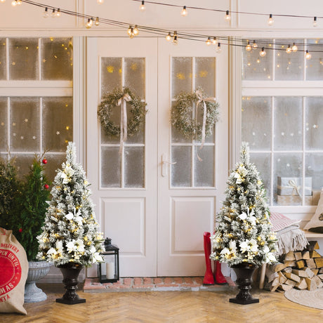 Árbol de entrada de Navidad nevado preiluminado de 4 pies con bayas y flores blancas