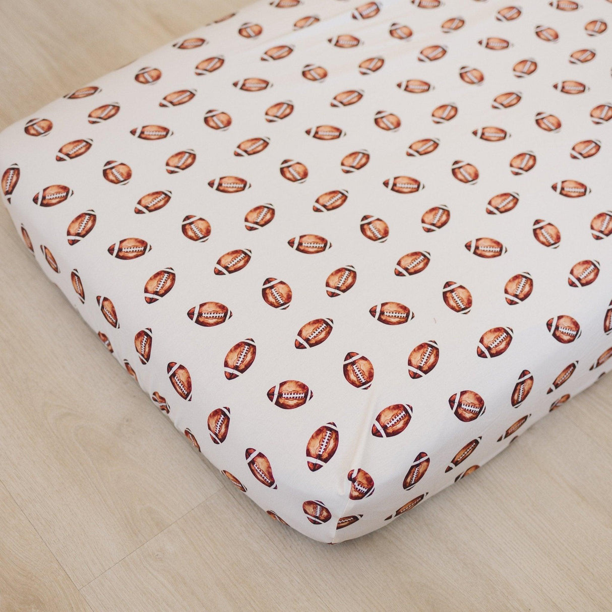 Sábana de bambú para cuna con estampado de fútbol