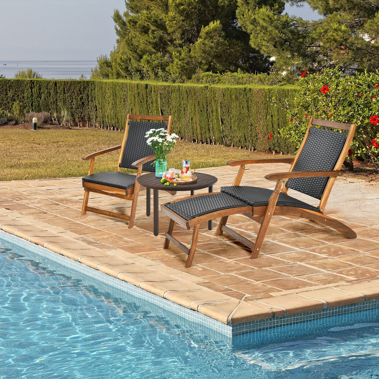 Tumbona plegable de ratán para patio con reposapiés retráctil y estructura de madera de acacia