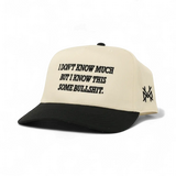 Esta es una gorra tipo Snapback de mierda