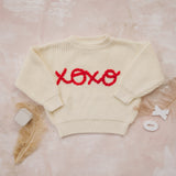 Sudadera bordada a mano con el mensaje XOXO