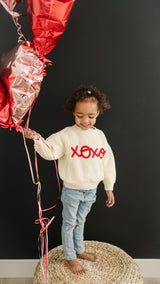 Sudadera bordada a mano con el mensaje XOXO