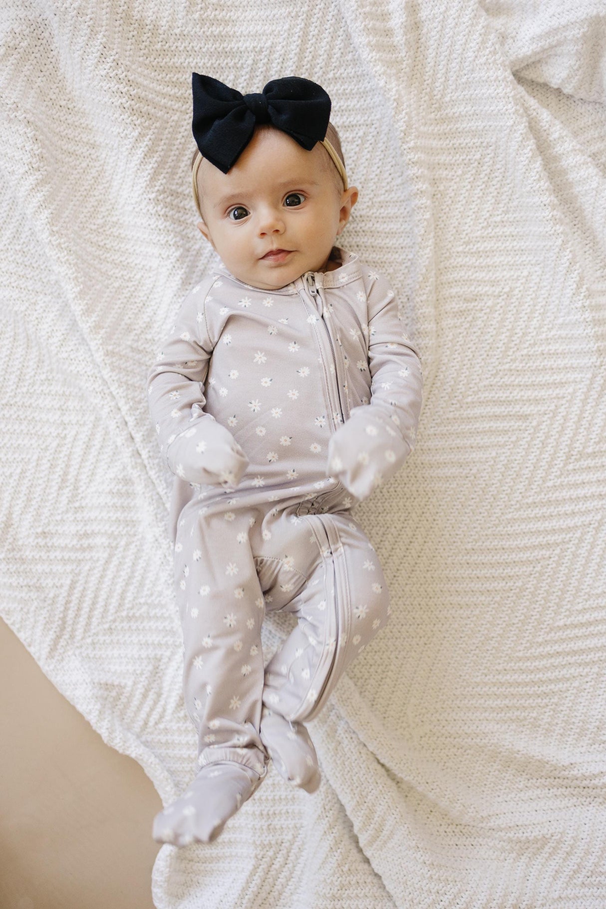 Mameluco con cierre de cremallera de bambú Oopsie Daisy - Pijama de bebé de bambú - Estampado floral morado para niña recién nacida