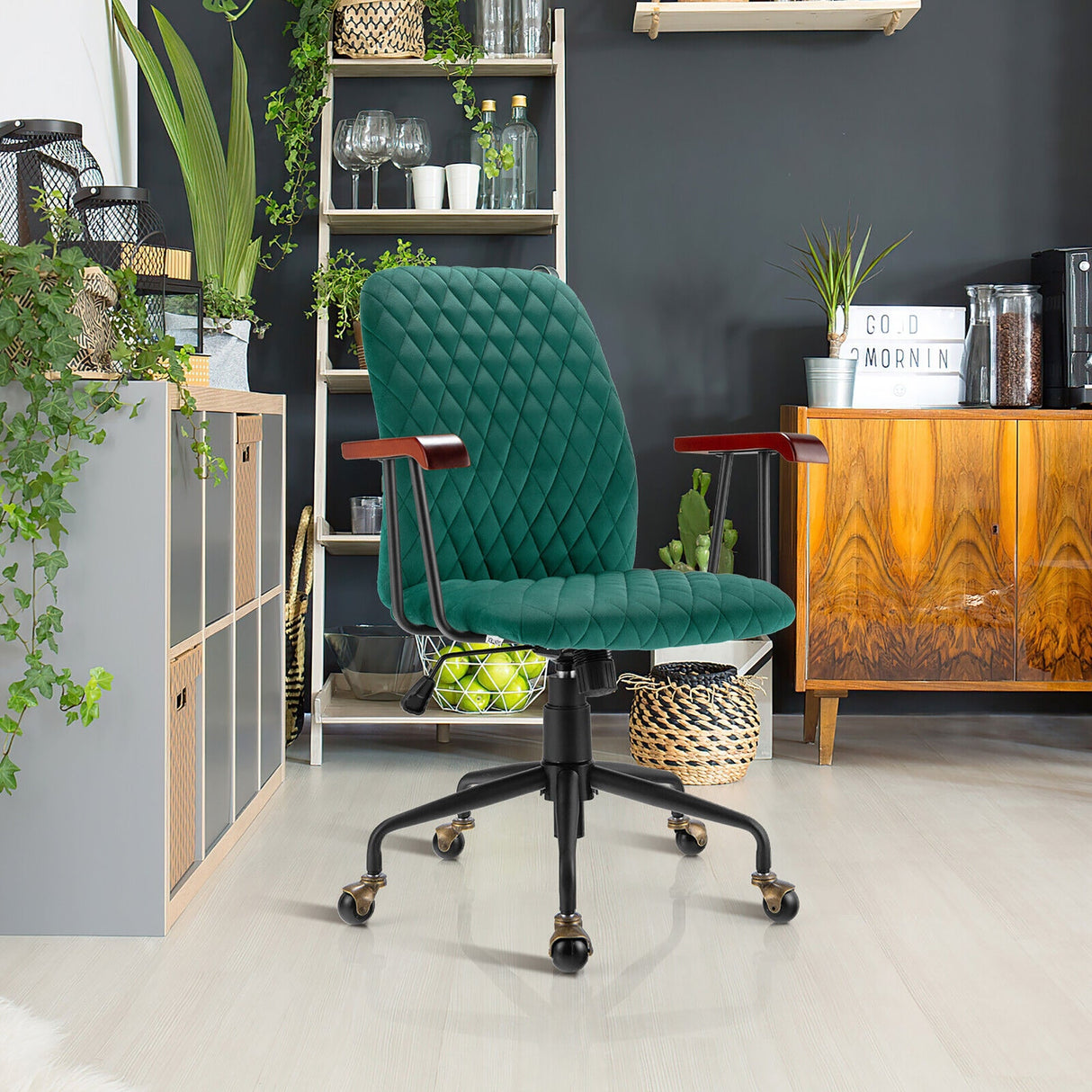 Sillón de oficina de terciopelo con reposabrazos de madera