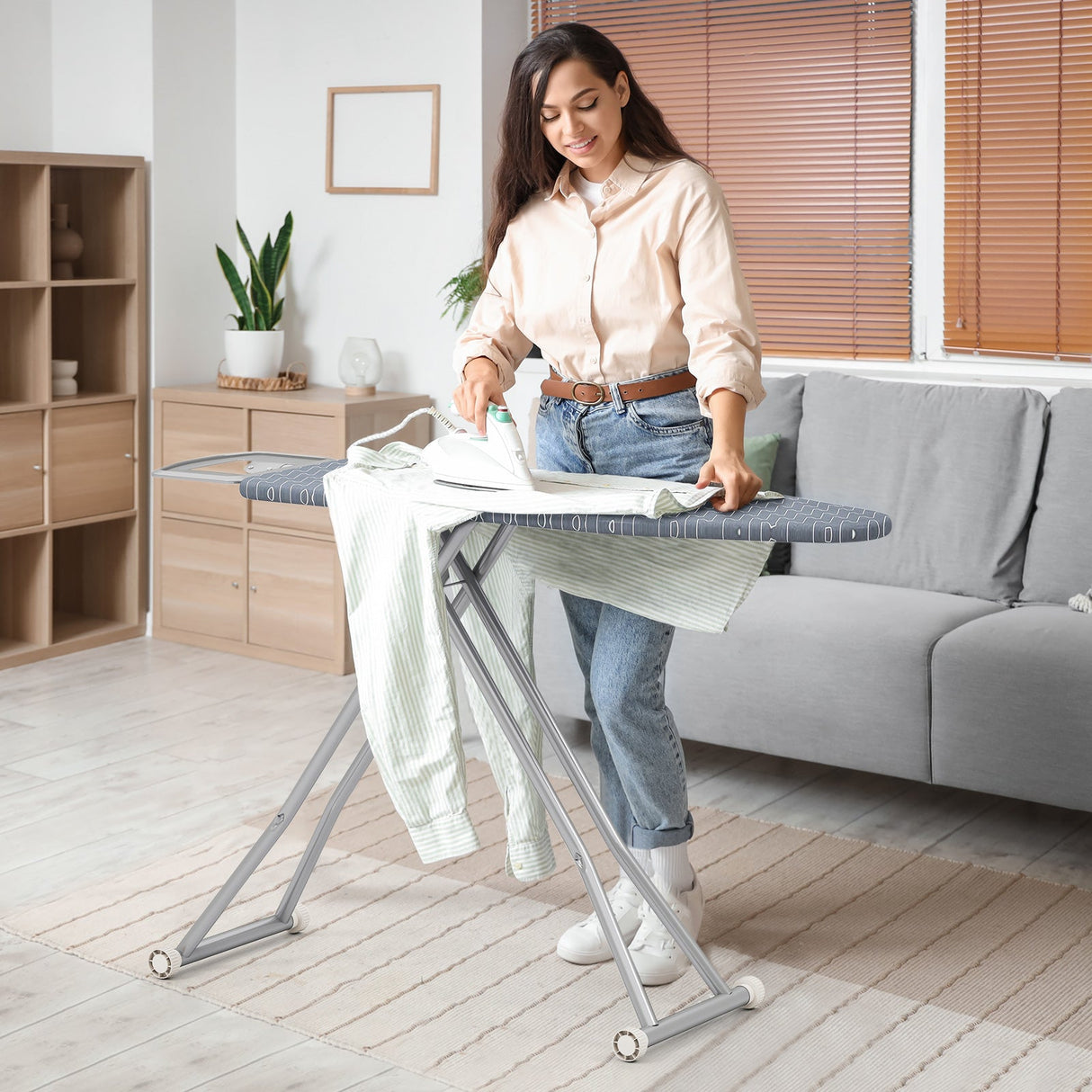 Tabla de planchar con apoya plancha y funda extraíble de color gris plata