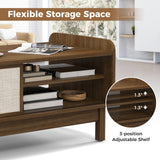 Mesa de centro Mid-Century con almacenamiento, puerta corredera tejida y estante ajustable-Nogal