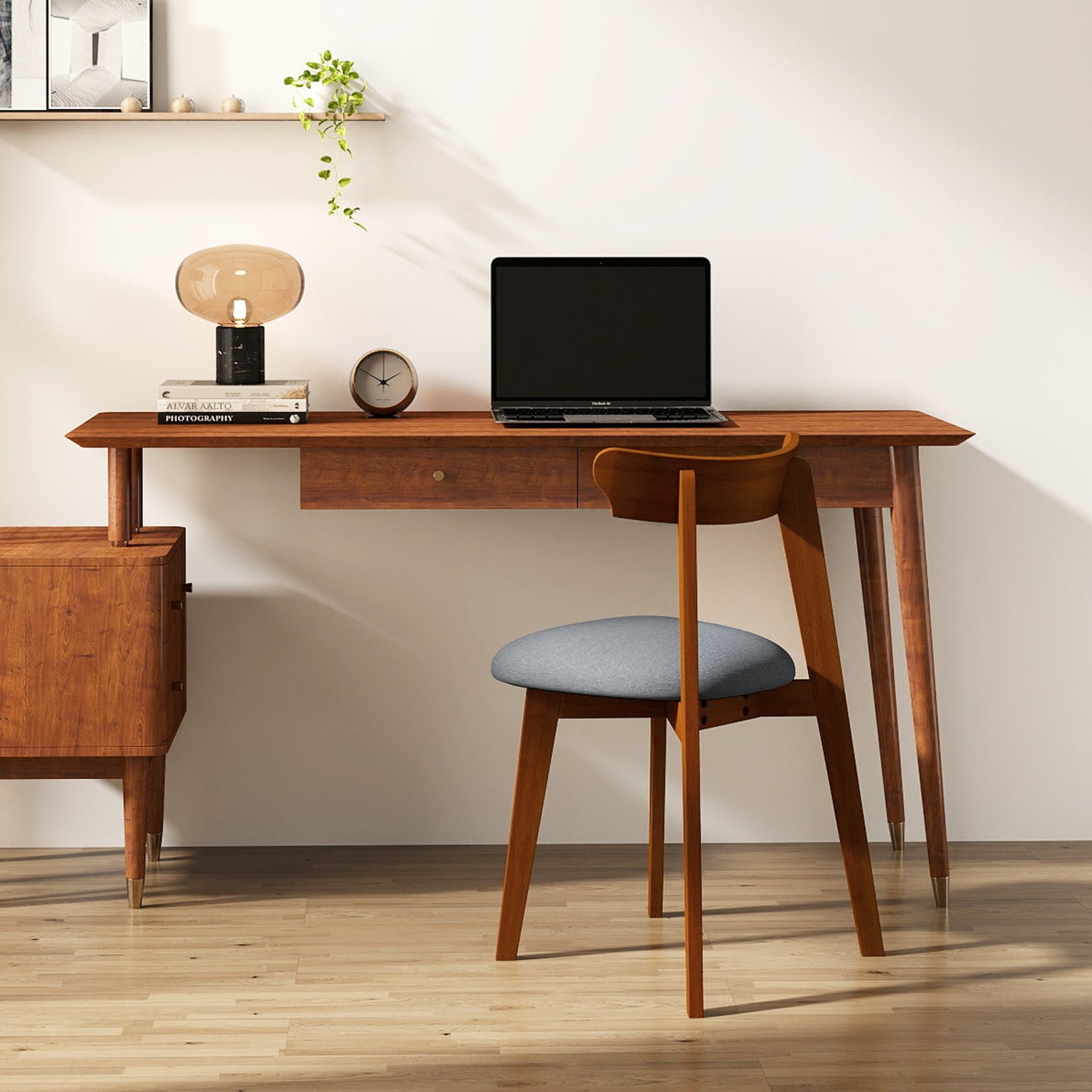 Sillas de cocina modernas de mediados de siglo con estructura de madera de caucho y asiento acolchado - Nogal