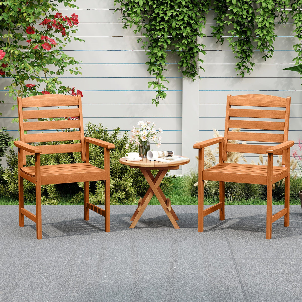 Sillas de comedor de madera para exterior con respaldos inclinados y asientos de listones