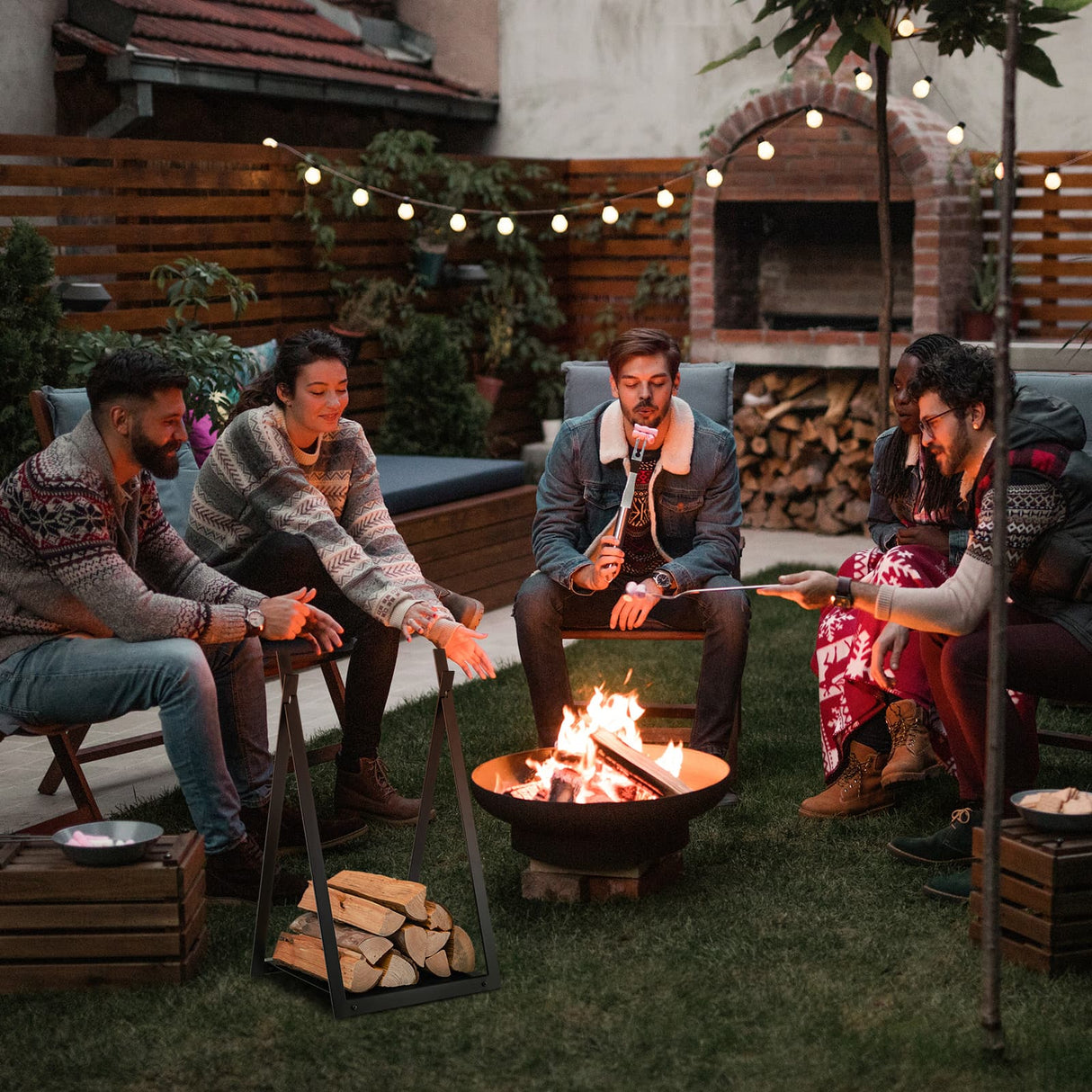 Estante de leña triangular con base elevada para chimenea y brasero - Negro