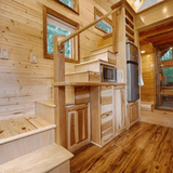 Casa diminuta de madera sobre ruedas