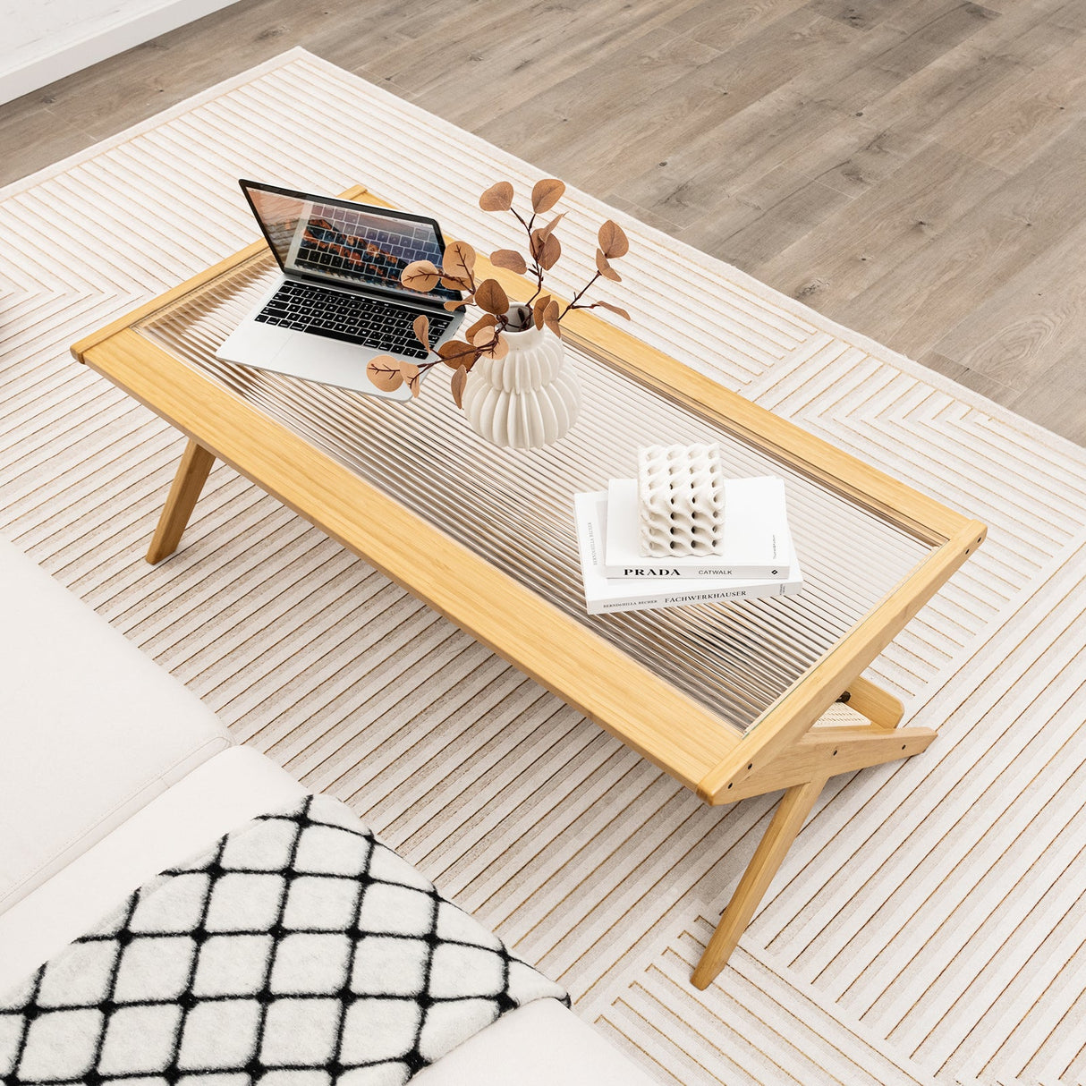 Mesa de centro de bambú tejido a mano en forma de Z con tapa de cristal templado - Natural
